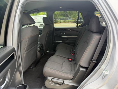 Used 2025 Honda Pilot Sport image 13