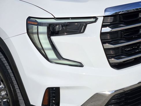 Used 2025 GMC Acadia Elevation image 10