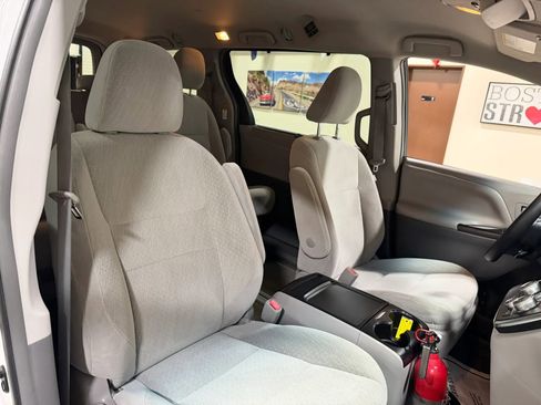 Used 2015 Toyota Sienna LE AWD/4WD image 43