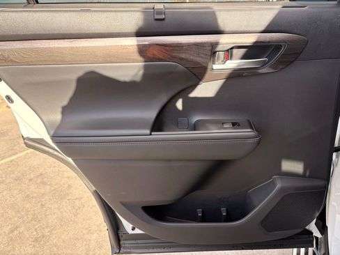 Used 2026 Toyota Highlander Limited image 25