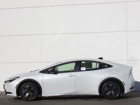 New 2026 Toyota Prius Plug-In Hybrid FWD image 4