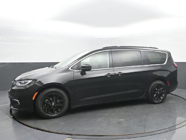 Used 2022 Chrysler Pacifica Touring-L FWD image 2