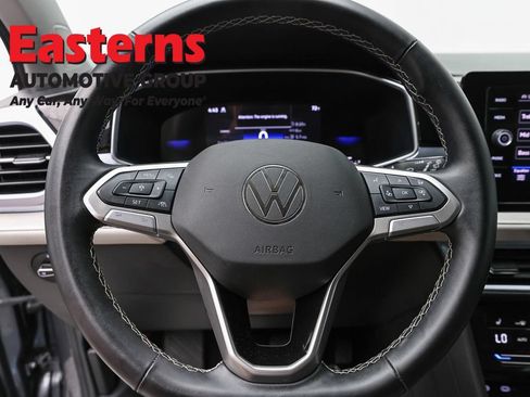Used 2025 Volkswagen Taos SE AWD/4WD image 10