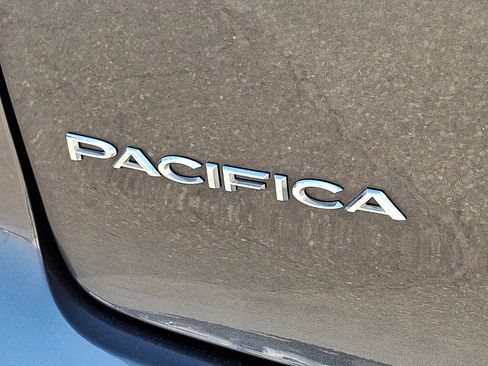 Used 2020 Chrysler Pacifica Touring-L Plus FWD image 30