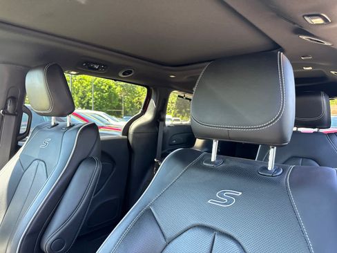 Used 2023 Chrysler Pacifica Limited w/ S Appearance Package FWD image 15