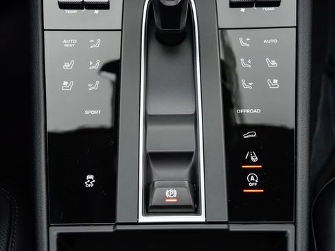Certified 2025 Porsche Macan AWD/4WD image 20