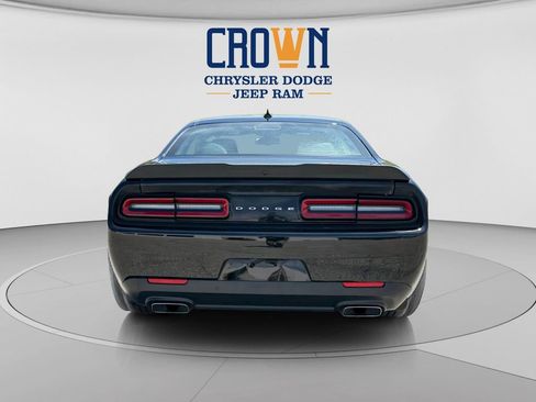Used 2017 Dodge Challenger R/T Scat Pack w/ Leather Interior Group RWD image 4