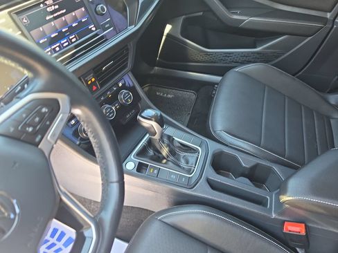 Used 2024 Volkswagen Jetta SE FWD image 22