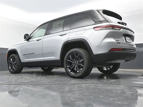 New 2025 Jeep Grand Cherokee Limited image 35