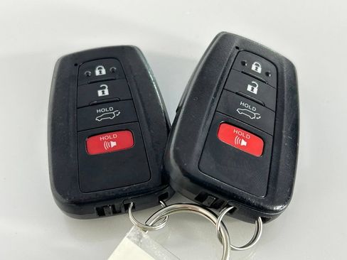 Used 2021 Toyota Highlander XLE AWD/4WD image 39