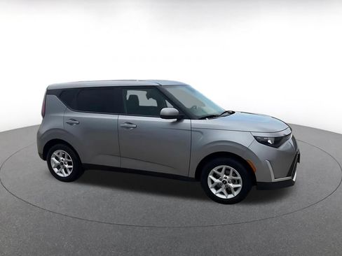 Used 2025 Kia Soul LX w/ LX Technology Package FWD image 2