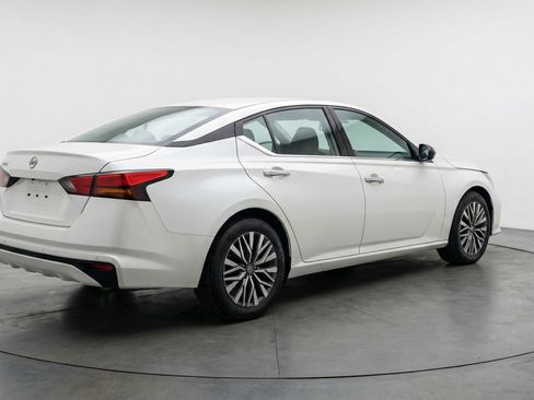 Used 2025 Nissan Altima 2.5 SV FWD image 9