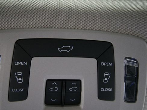 Used 2025 Toyota Sienna XLE FWD image 18