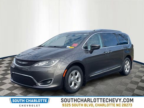 Used 2017 Chrysler Pacifica Touring-L Plus image 1