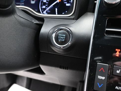 Used 2022 Toyota Avalon Limited image 24