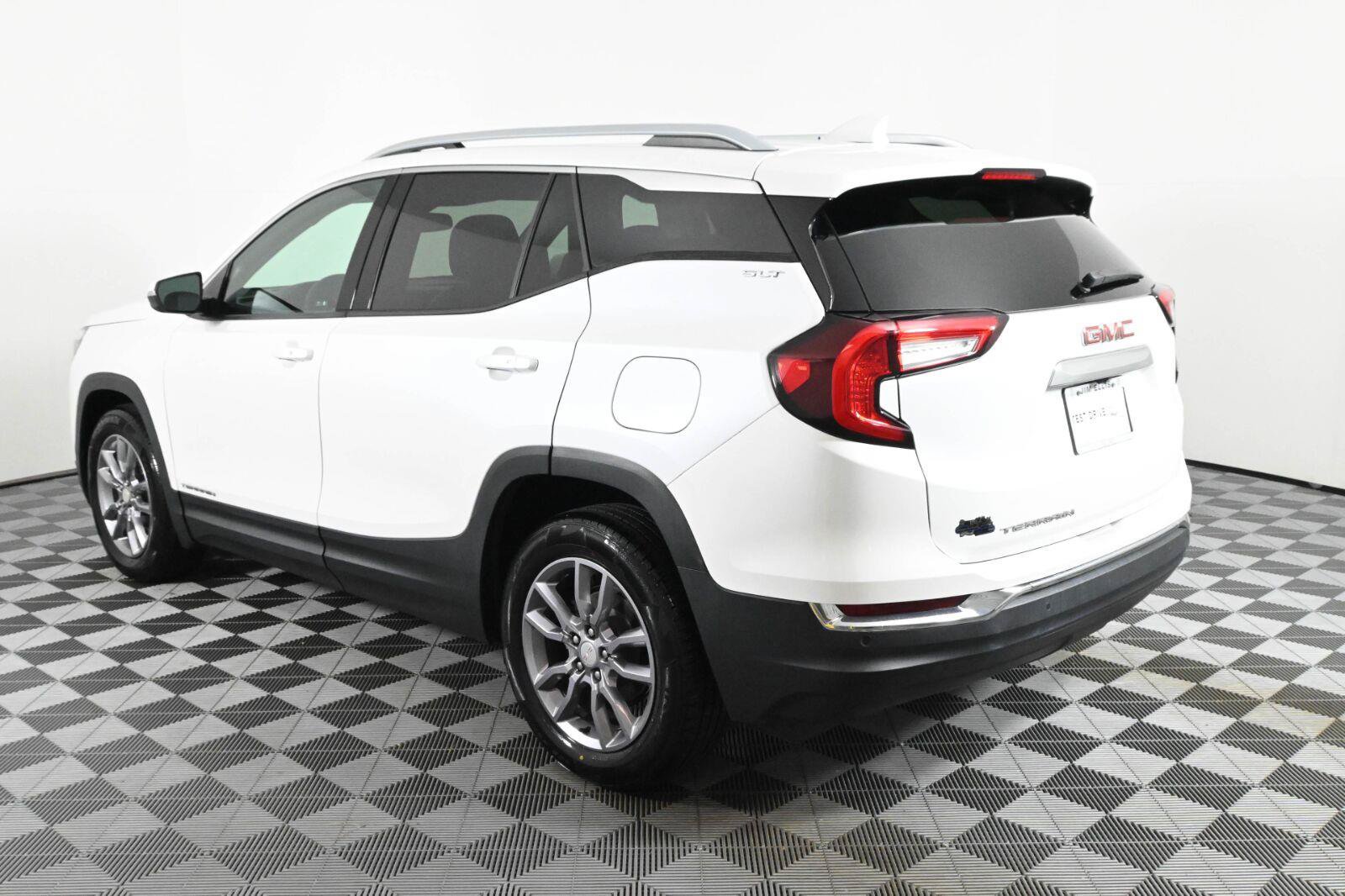 Used 2023 GMC Terrain SLT w/ LPO, Floor Liner Package FWD image 6