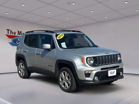Used 2019 Jeep Renegade Latitude w/ UConnect 8.4 Nav Group AWD/4WD image 3