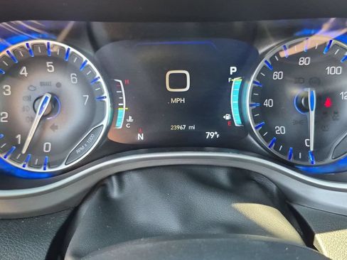 Used 2025 Chrysler Pacifica Select FWD image 16