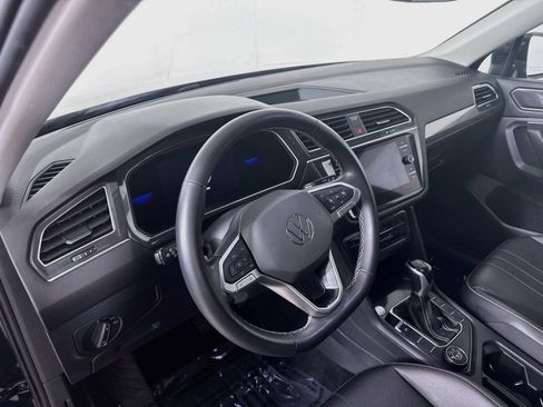 Used 2022 Volkswagen Tiguan SE w/ Panoramic Sunroof Package AWD/4WD image 4
