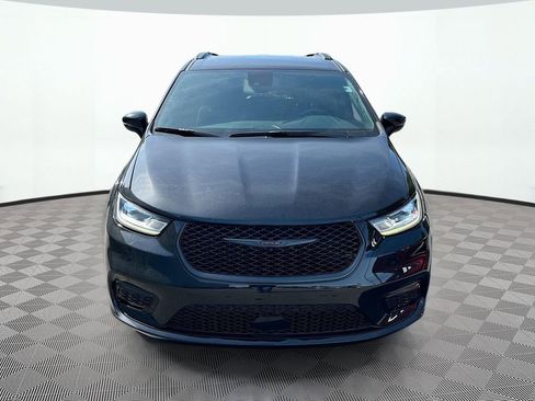 Used 2023 Chrysler Pacifica Limited w/ S Appearance Package AWD/4WD image 2