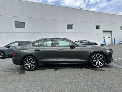 Used 2019 Volvo S60 T6 Momentum w/ Premium Package image 6