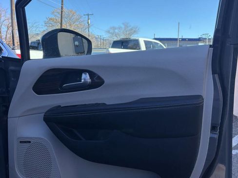 Used 2022 Chrysler Pacifica Limited image 15