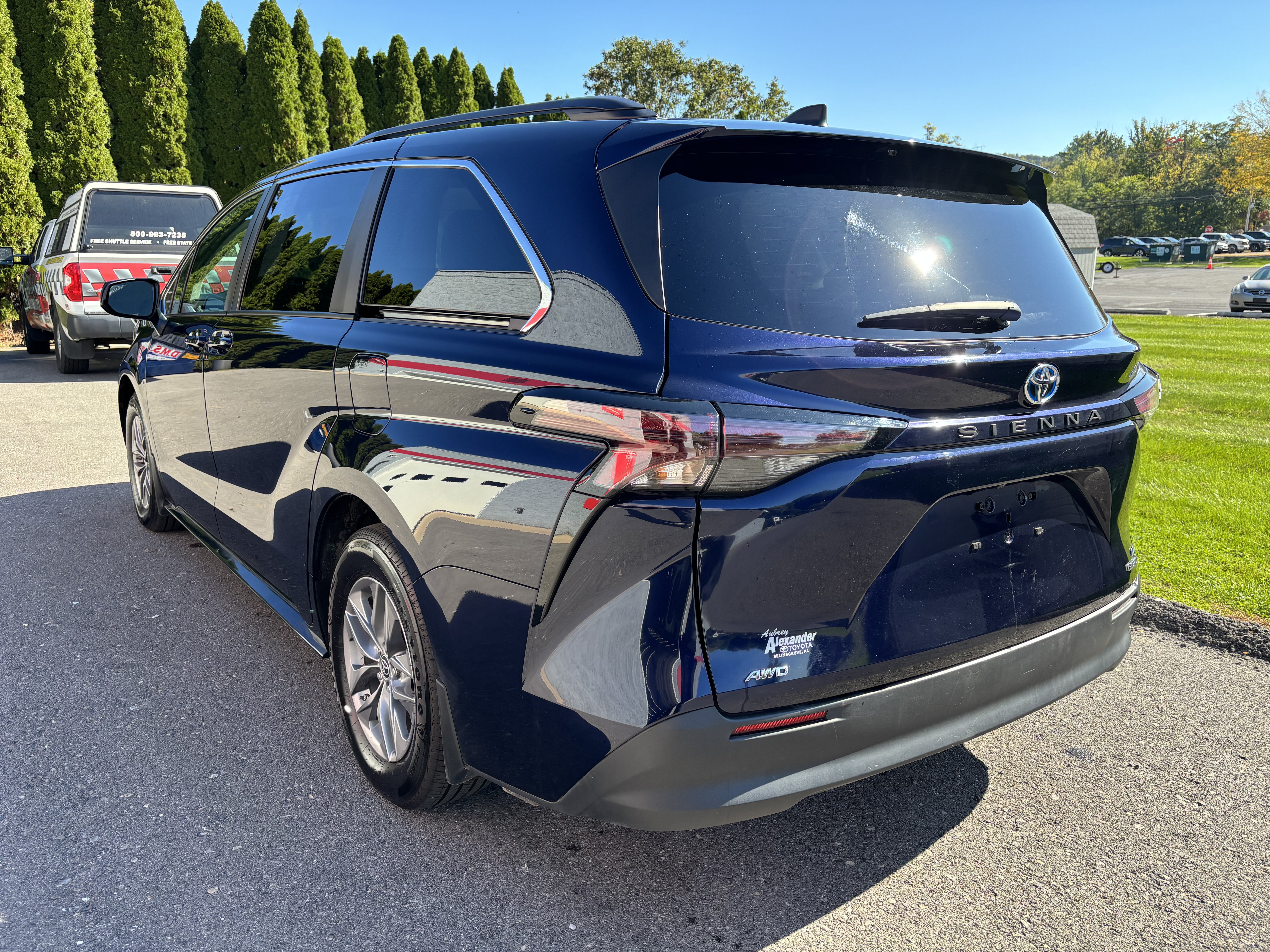 Used 2024 Toyota Sienna LE AWD/4WD image 6