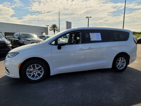 Used 2023 Chrysler Pacifica Touring-L FWD image 7