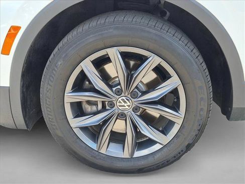 Used 2023 Volkswagen Tiguan SE w/ Panoramic Sunroof Package FWD image 26