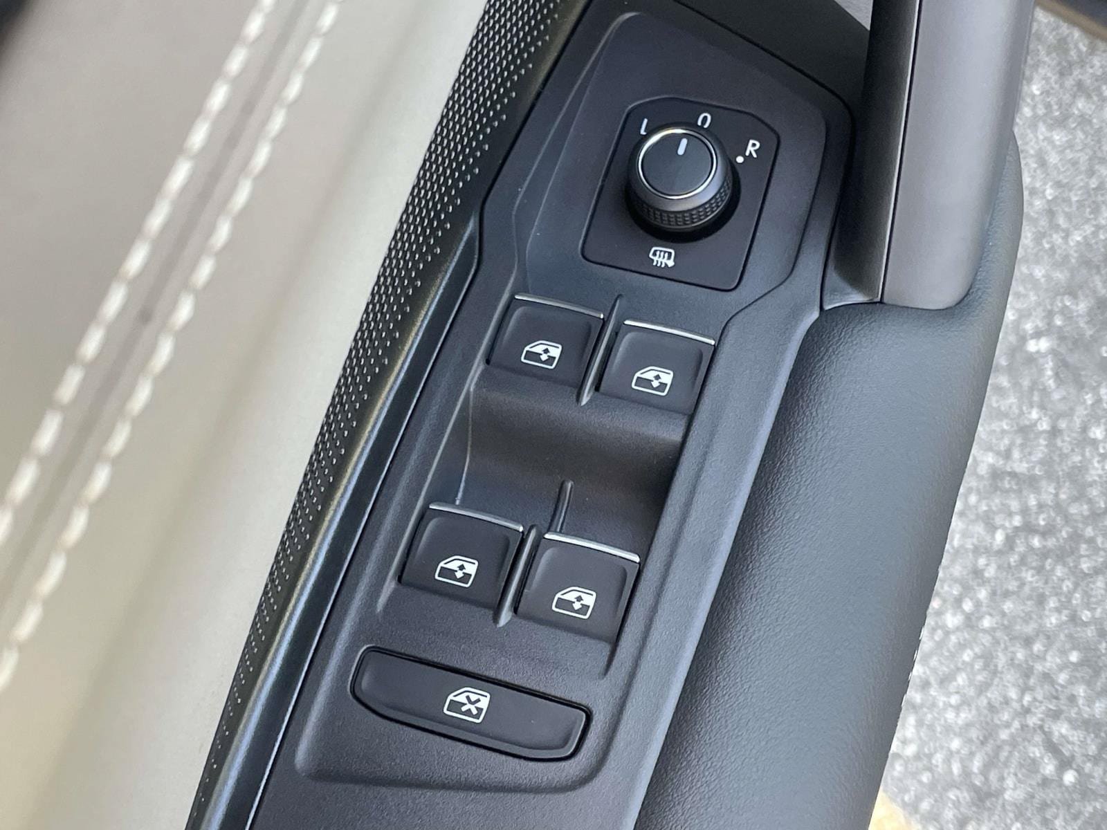 New 2026 Volkswagen Tiguan SE R-Line FWD image 15