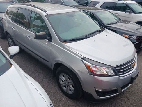 Used 2017 Chevrolet Traverse LS FWD image 2