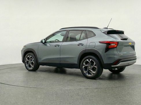 Used 2025 Chevrolet Trax LT w/ LT Convenience Package image 6