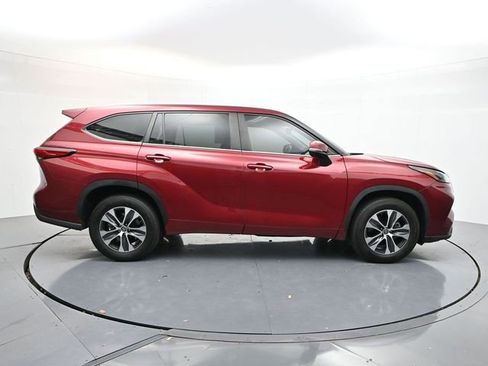 Used 2023 Toyota Highlander XLE image 5