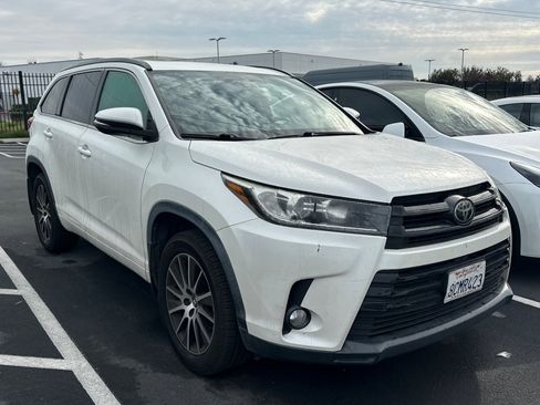Used 2018 Toyota Highlander AWD V6 image 2