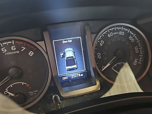 Used 2023 Toyota Tacoma TRD Off-Road image 5