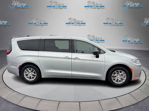 New 2026 Chrysler Pacifica Select image 2