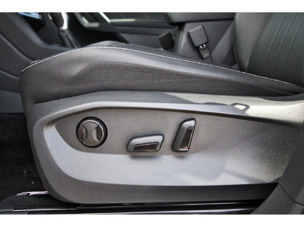 Used 2023 Volkswagen Tiguan SE R-Line FWD image 31