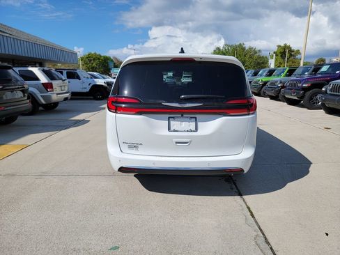 New 2026 Chrysler Pacifica Select FWD image 4