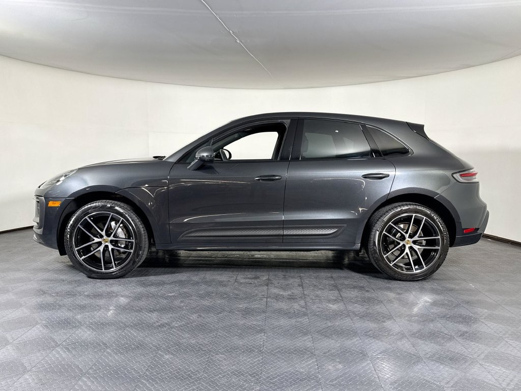Certified 2025 Porsche Macan AWD/4WD image 2