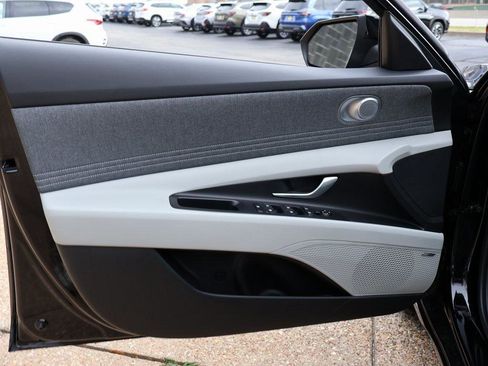 New 2025 Hyundai Elantra Limited image 21
