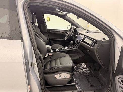 Used 2025 Porsche Macan AWD/4WD image 28