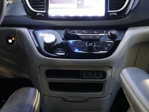 Used 2024 Chrysler Pacifica Touring-L image 29