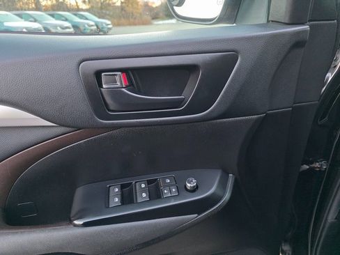 Used 2019 Toyota Highlander LE image 25