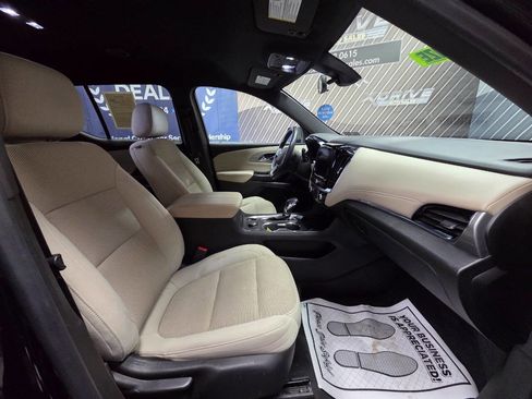 Used 2022 Chevrolet Traverse LT image 25