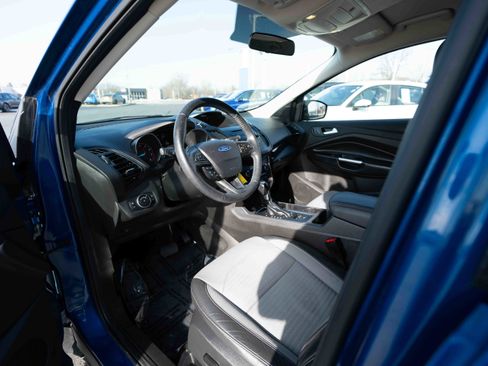 Used 2017 Ford Escape SE w/ SE Sport Appearance Package image 8