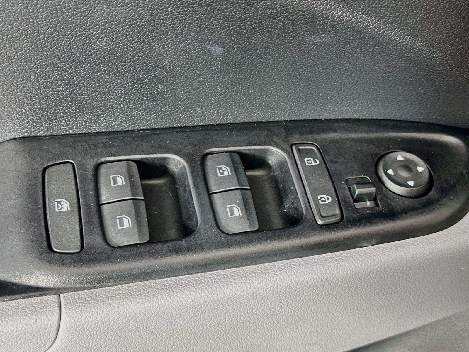 Used 2023 Hyundai Venue SEL FWD image 17