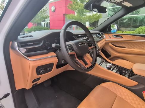 Used 2024 Jeep Grand Cherokee Summit AWD/4WD image 10