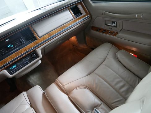 Used 1993 Lincoln Town Car Signature RWD image 11