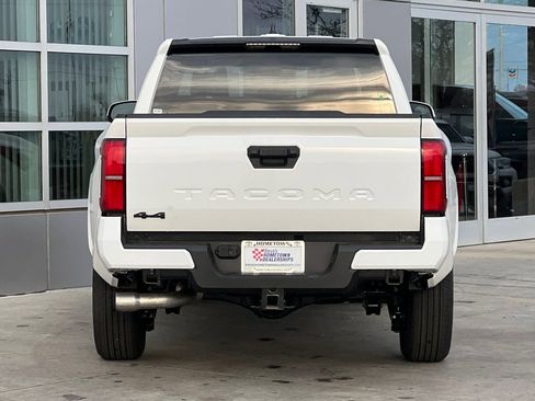 Used 2025 Toyota Tacoma SR5 AWD/4WD image 5