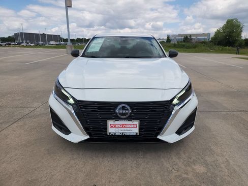 Used 2025 Nissan Altima 2.5 SV FWD image 11